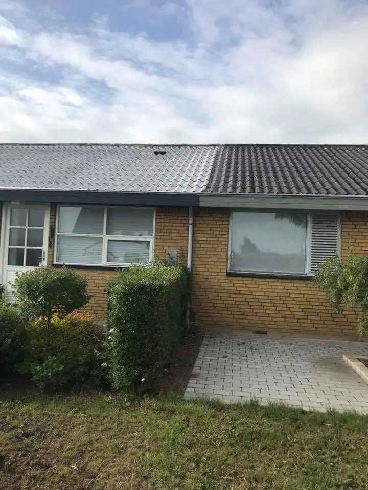 udskiftning af asbesttag på gult hus