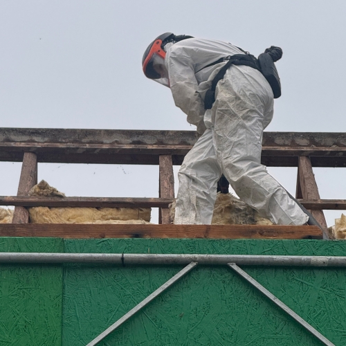 mand der laver asbestsanering på tag