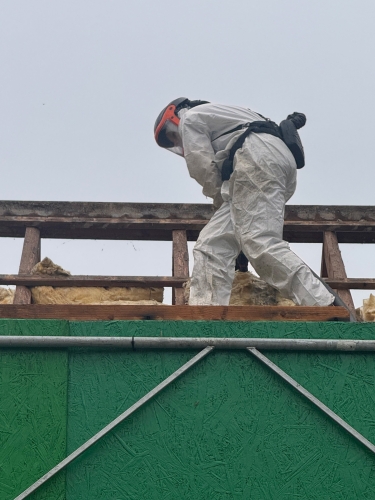 mand der laver asbestsanering på tag